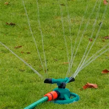 Автоматический полив садовый дождевальный аппарат газон травы 360 градусов круглый вращающийся разбрызгиватель воды 3 насадки три руки садовый шланг