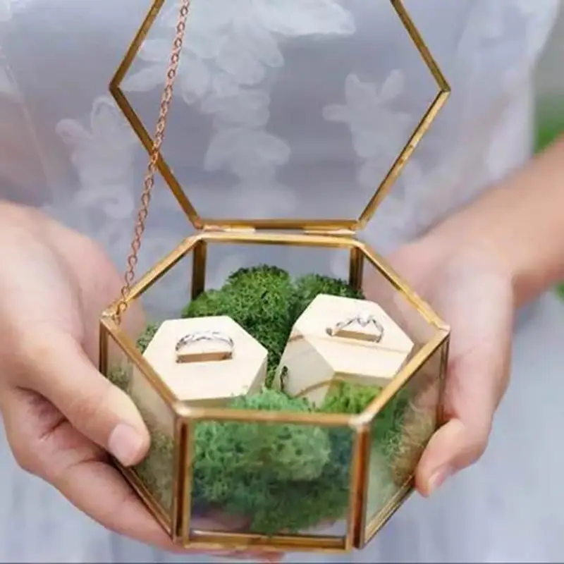 Шкатулка обручальное кольцо. Стеклянная шкатулка для колец. Стеклянная шкатулка для обручальных колец. Прозрачная шкатулка для колец. Шкатулка для колец с цветами.