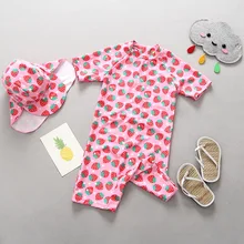 Цельный купальный костюм для маленьких девочек; детский купальный костюм; солнцезащитный купальный костюм с клубничкой для маленьких девочек; Модный Купальник для серфинга с шапочкой