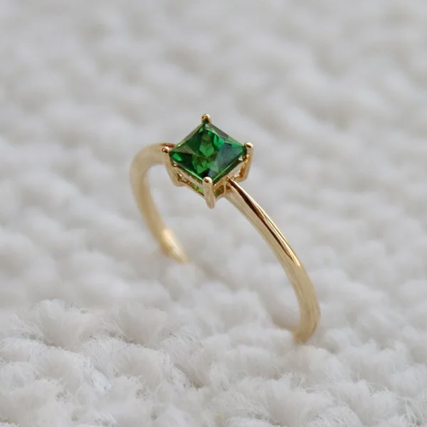 

High quality Gold Square Green Zircon Ring micro-encrusted Zircon heart and eight arrows for ladies engagement ring