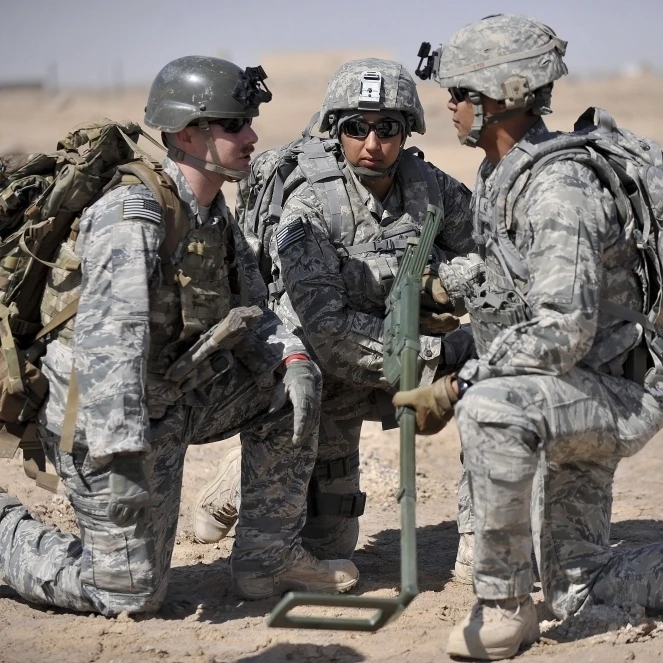 Soldiers discuss a strategic plane during training exercise Poster Print (17 x 11) | Дом и сад