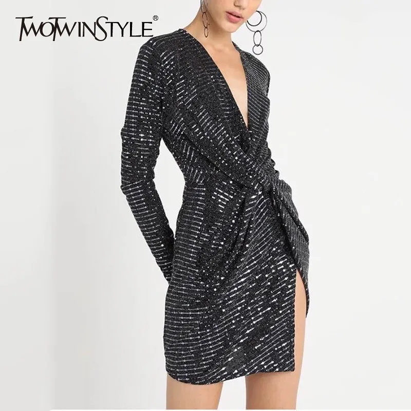 Платье TWOTWINSTYLE женское облегающее мини платье с треугольным вырезом длинным