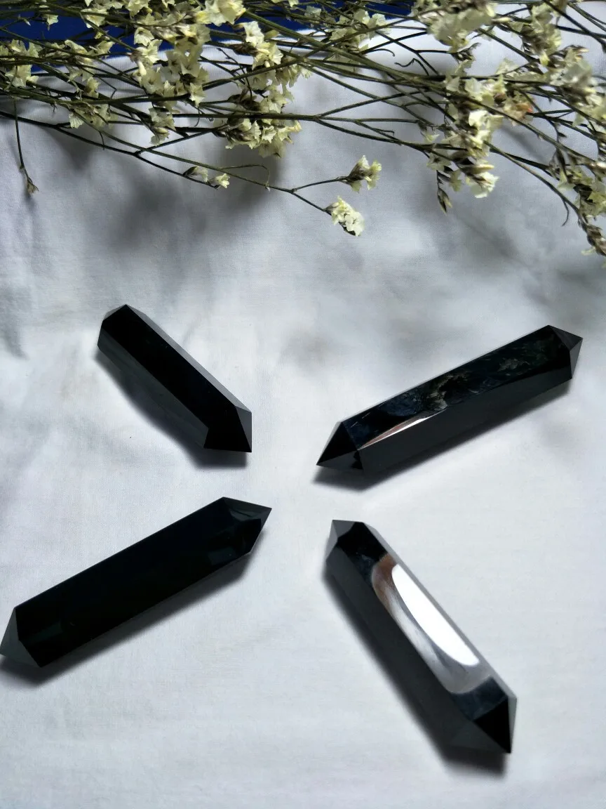 

Obsidian double-pointed hexagonal column