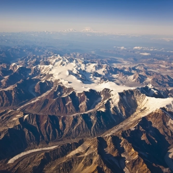 Вид с воздуха на Аляску Range Mount Mckinley и Mt. Foraker дальнем расстоянии Southcentral Alaska Print (19x12)