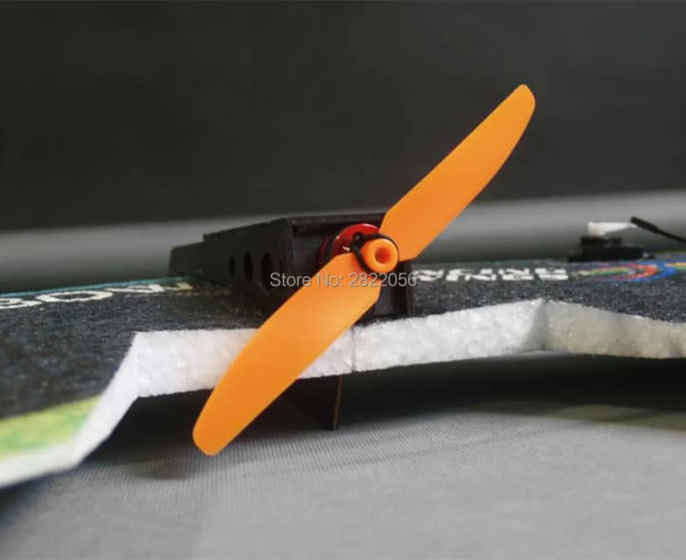 Détail du kit EPP de l'Aile Volante RC DW HOBBY Arc-en-Ciel 800mm, pièces démontées.