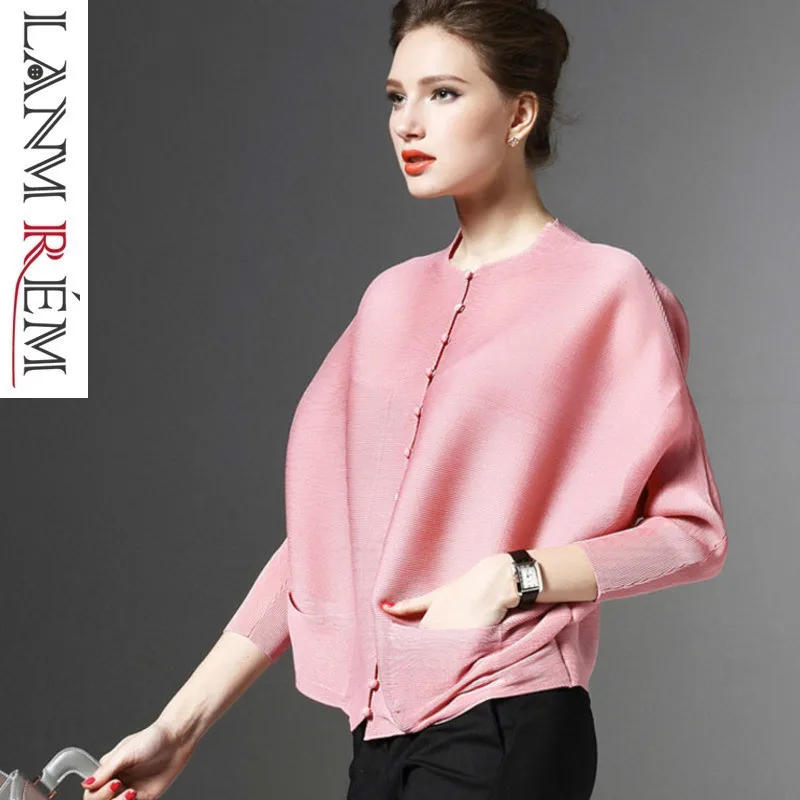 LANMREM 2019 New Fashion Pleated Clothing Shirt O-neck Long Batwing Sleeve Single Breasted Pleated Pockets Woman Blouse SA566