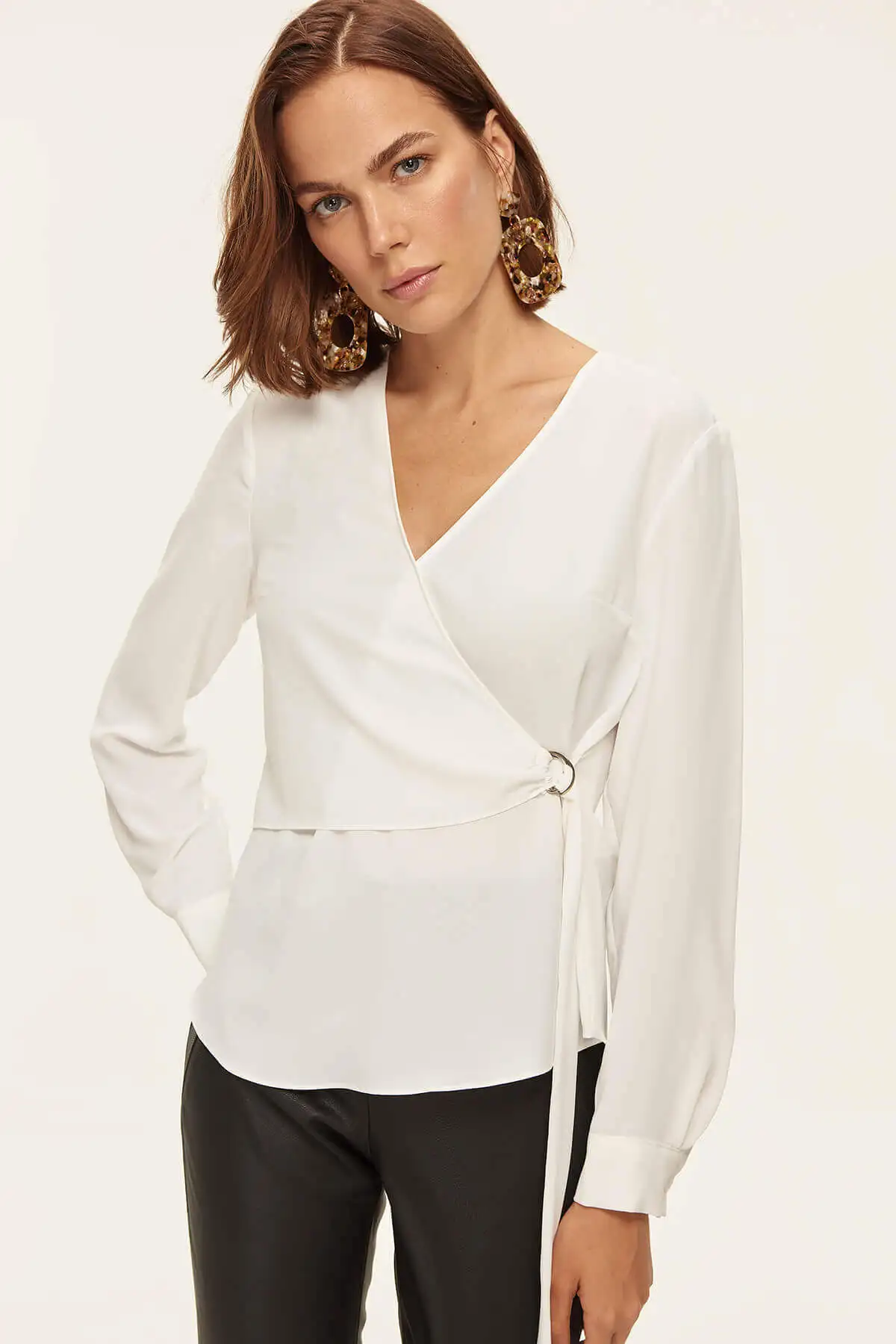 Trendyol экрю блузка Пряжка деталь TOFSS18BB0209 |