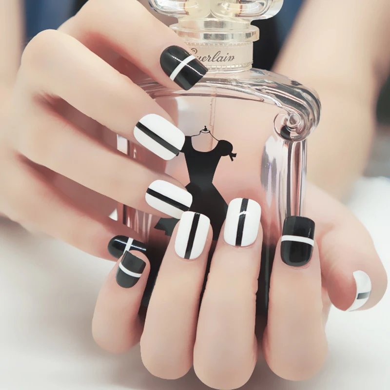 24pcs/set Black+White Design False Nails Finished Fake Nails Short Size