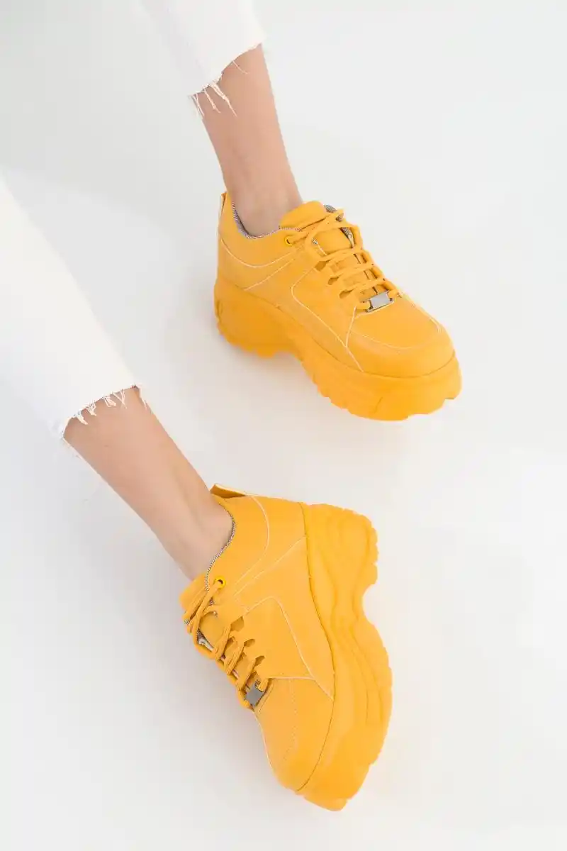 zapatillas color mostaza mujer