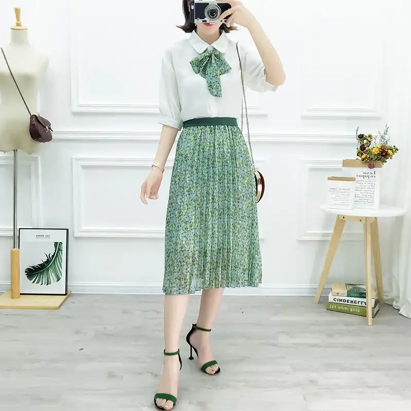 floral pleated skirt outfit
