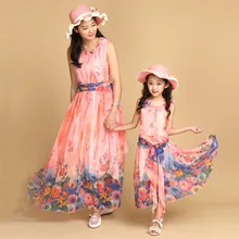 Одинаковые комплекты для семьи, летнее пляжное длинное платье в богемном стиле, шифоновое платье с цветочным принтом для мамы и дочки, пляжные платья