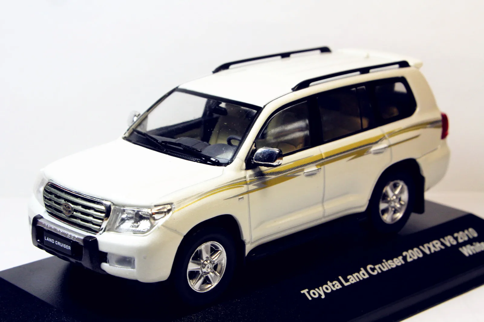 1/43 J-коллекция Toyota Land Cruiser 200 VXR V8 2010 белый