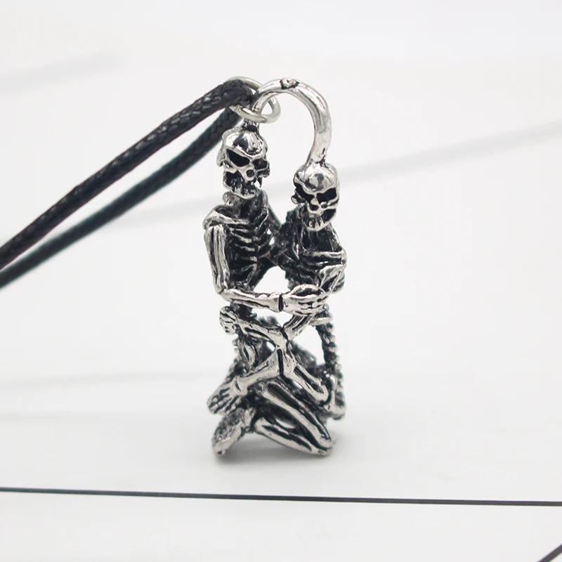 

Fashion Creative Love Couple Skull Pendant Necklace Retro Alloy Personality Leather Rope Necklace Men's Skeleton Jewelry Gift
