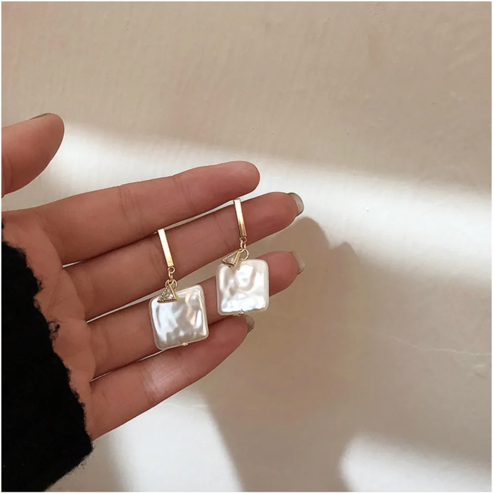 

2019 Korea Retro Square Freshwater Pearl Elegant Temperament Simple Zircon Earrings Baroque Metal Girl Party Ladies Earrings