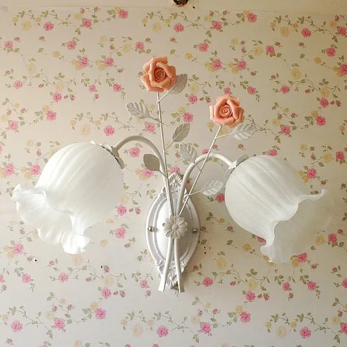 

European Pastoral Style Korean Wrought Iron Wall Lamp Light Pink Rose Flower Bedroom Dining Room Lamp
