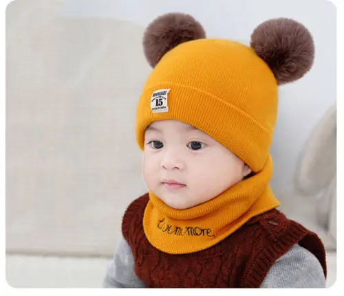 Новая брендовая Осенняя шапка для новорожденных девочек и мальчиков, шарф, 2 предмета, вязаная однотонная теплая меховая шапочка с помпонами+ шарф с буквами, подарок