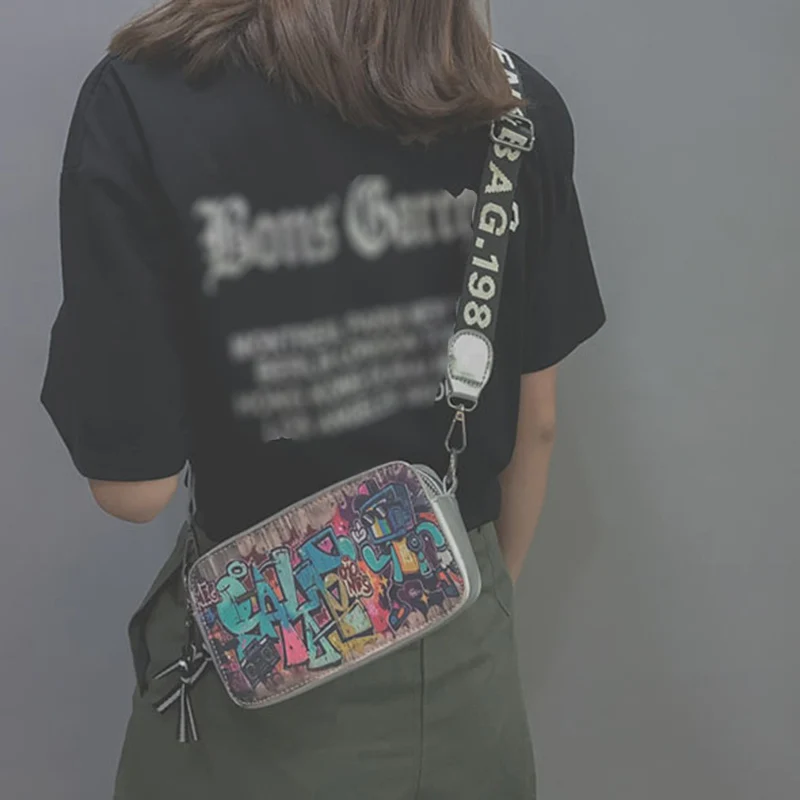 

[Super Seabob] 2019 Spring Summer Woman Personality Pink Color Spliced Letter Wide Single Strap PU Leather Messenger Bag LI935
