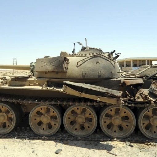Танк-T-55 уничтоженный силами НАТО в пустыне к северу от аджадабии Ливия плакат