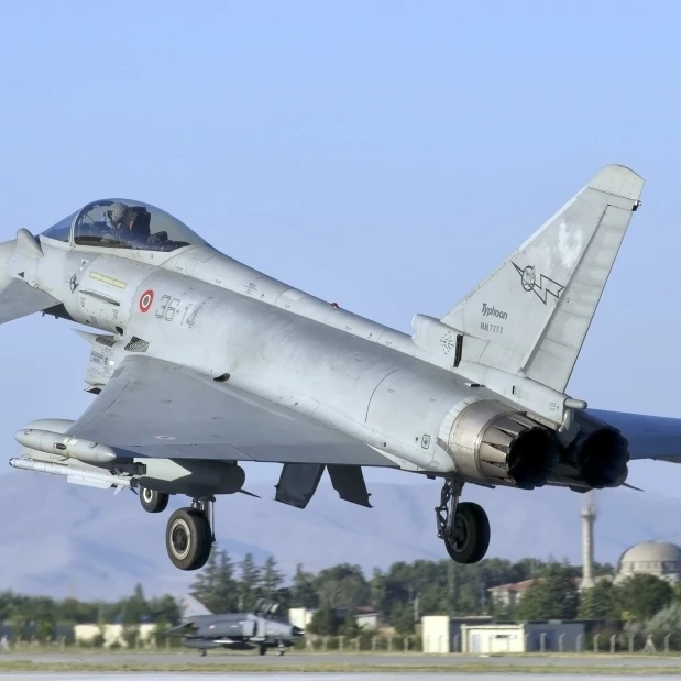A Eurofighter F-2000 of the Italian Air Force Poster Print (17 x 10) | Дом и сад