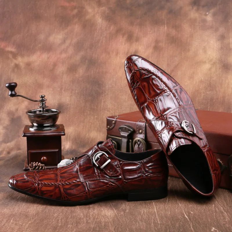 

Italian Embossed Leather Man Derby Oxfords Shoes 2018 Men Real Leather Fashion Wedding Oxfords Shoes Buckles Sapatos Hombre