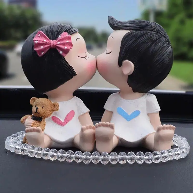 

AUGKUN 1PC KISS Couple Doll Resin Crafts Cake DIY Micro Landscape Ornaments Home Small Ornaments Decoration
