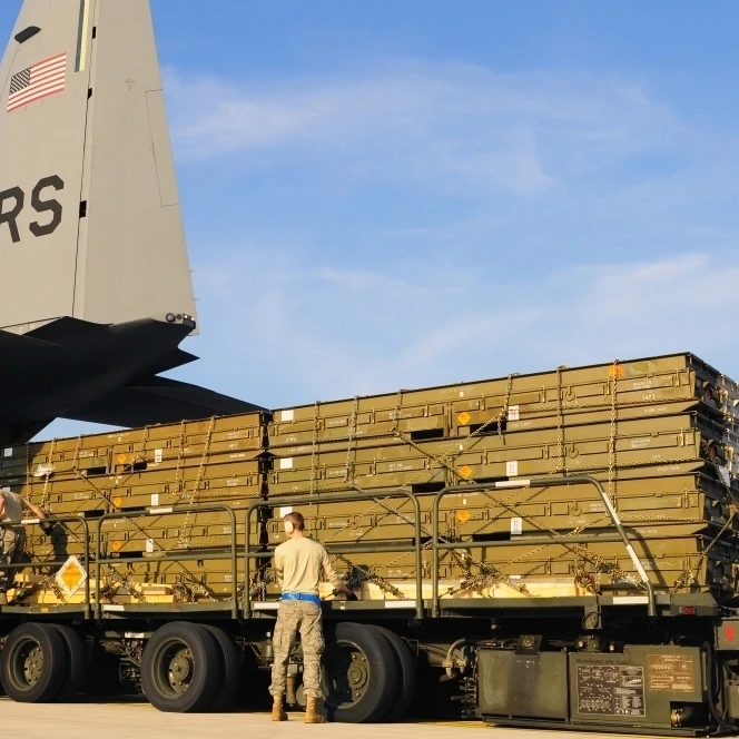 ВВС США загрузить груз на C-130J супер Геркулес плакат печать (34x22) | Дом и сад