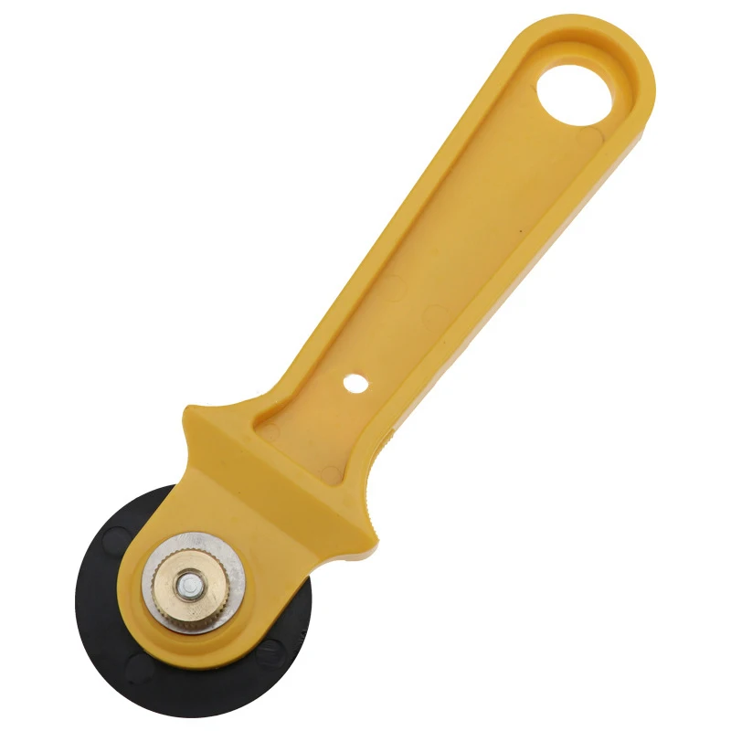 круговой нож fiskars с титановым лезвием 45 мм. роликовый нож для ткани. нож для раскроя ткани. дисковый нож для раскроя ткани rotary cutter. нож для нарезки ткани.