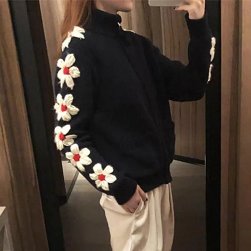 TWOTWINSTYLE التطريز الزهور المرأة سترة يا الرقبة كم طويل الحياكة البلوز قمم الإناث عارضة الأزياء 2019 الربيع