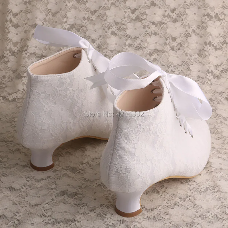 Женские дизайнерские свадебные ботинки с лентами; белые кружевные ботинки на не сужающемся книзу массивном каблуке