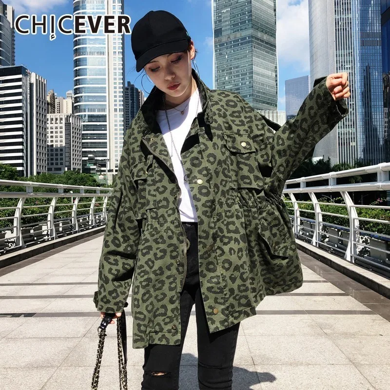 Женская леопардовая джинсовая куртка CHICEVER свободная осенняя с длинным рукавом и