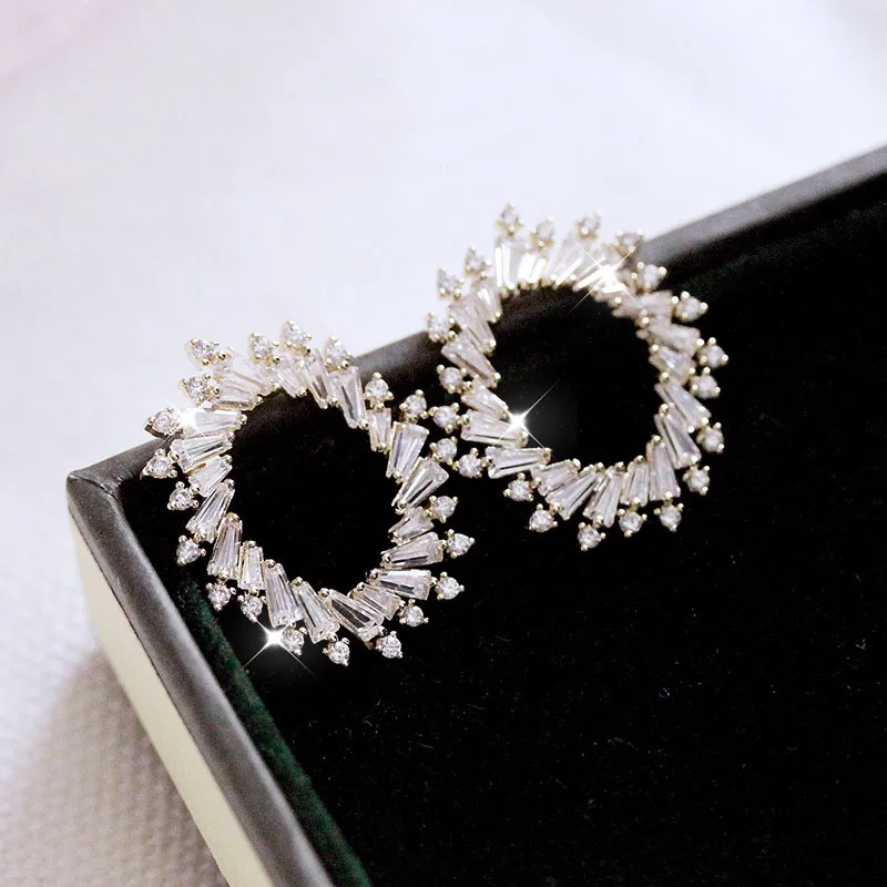 

Fashion Hollow out Oval gear design Small Stud Earrings Cubic zirconia Stone pave setting Cute Light Gold Color Women Jewelry