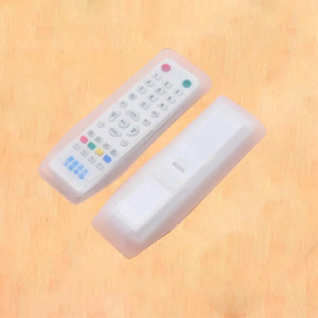 подставка для пульта на стену. дистанционный пульт. чехол для пульта. пульт управления телевизором. рука с пультом от телевизора.