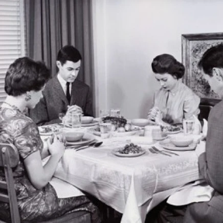 Two young couples praying before a meal Poster Print (24 x 36) | Дом и сад