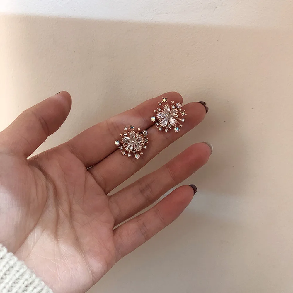 Новинка, корейские элегантные женские серьги-гвоздики с цветком из блестящего кубического циркония, Милые Роскошные ювелирные изделия с кристаллами для девушек