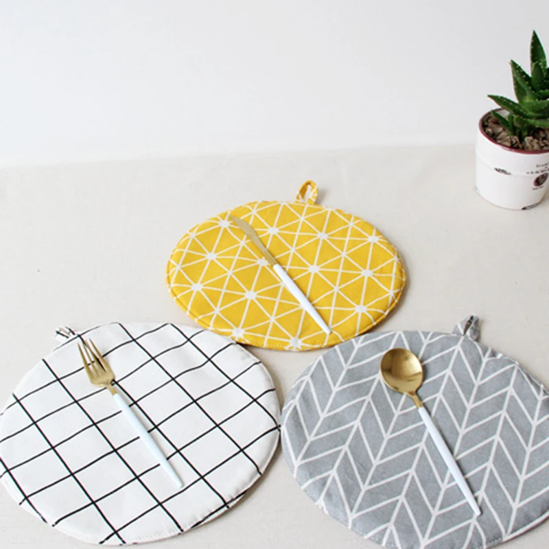 

Scandinavian style cotton and linen anti-slip insulation fabric placemat round Nordic style home party table decoration supplies