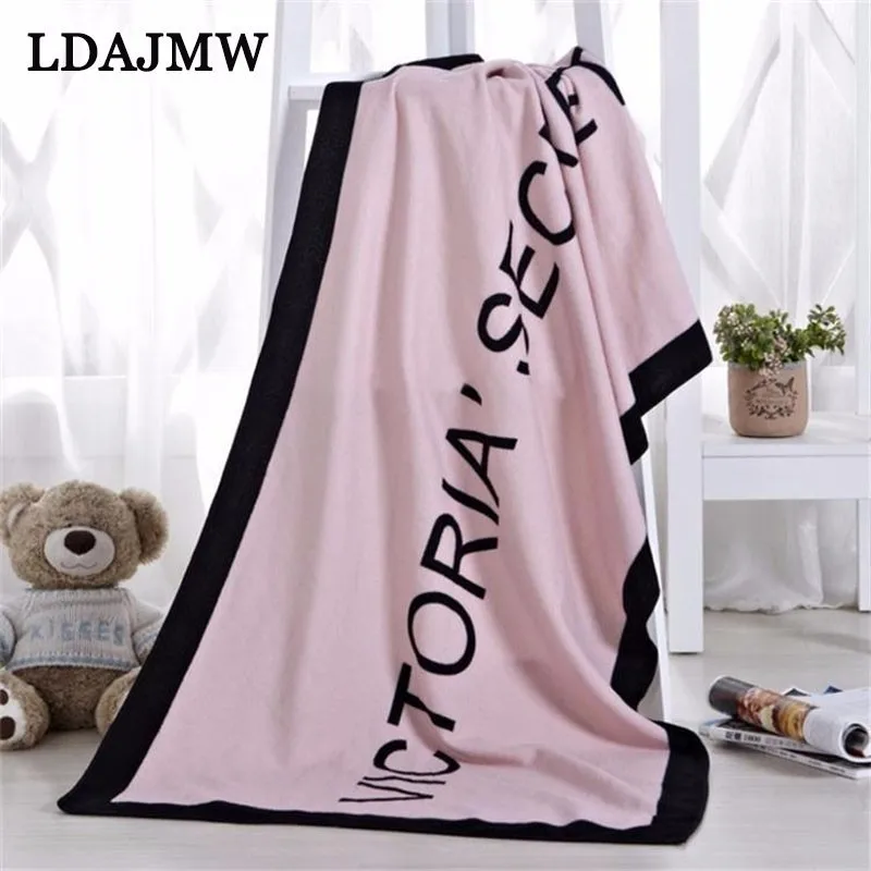 

LDAJMW Bath Towel Microfiber Sexy Ladies Pink Beach Towel Rectangular Towel Dry Towel Swimsuit Shower 70X140 Cm