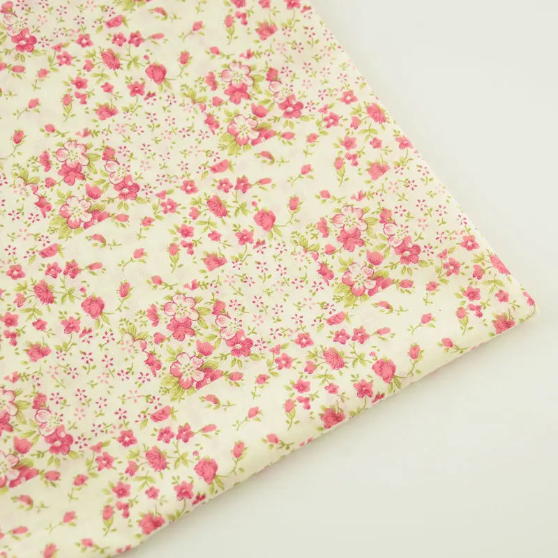 

Beige Printed Red Flowers and Green Leaves Design Cotton Fabric Home Textile Sewing Patchwork Cloth Dolls Decoration Fat Quarter