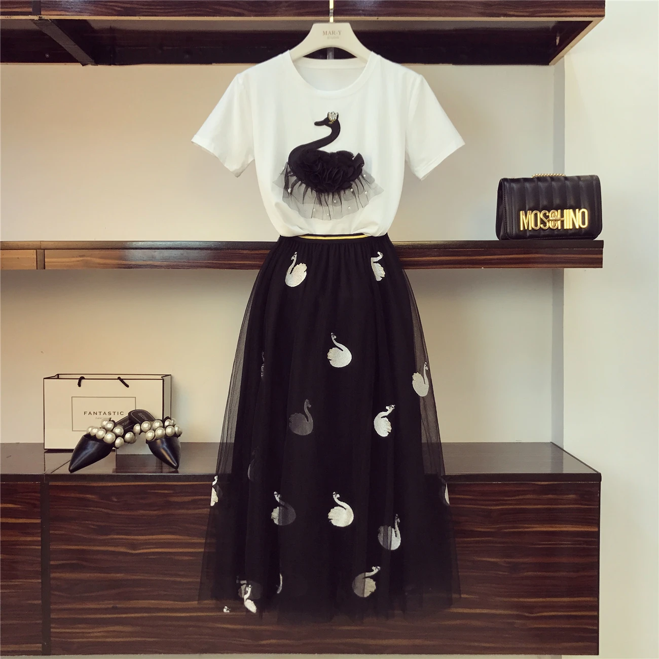 

TDVICTORY 2019 Summer New Women Casual Two Piece Set Fashion Small Swan Nail Pearl T-shirt + Mesh Swan Embroidery Skirts Sets
