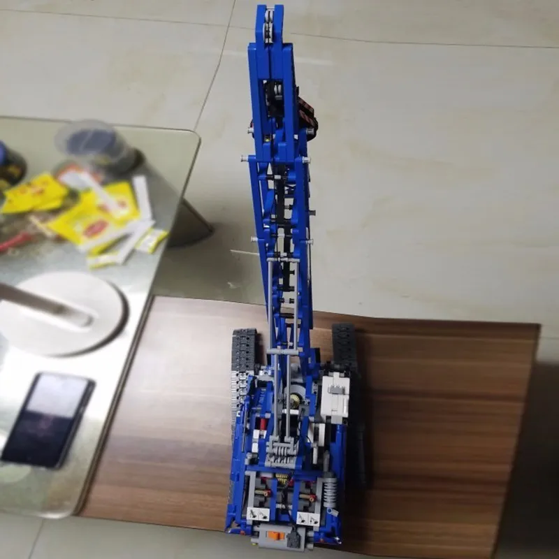 

Lepin 20010 Technology Series Mechanics Track Type Lifting Crane Assembling Alpinia Plastic Building Block Children Toys 1401pcs