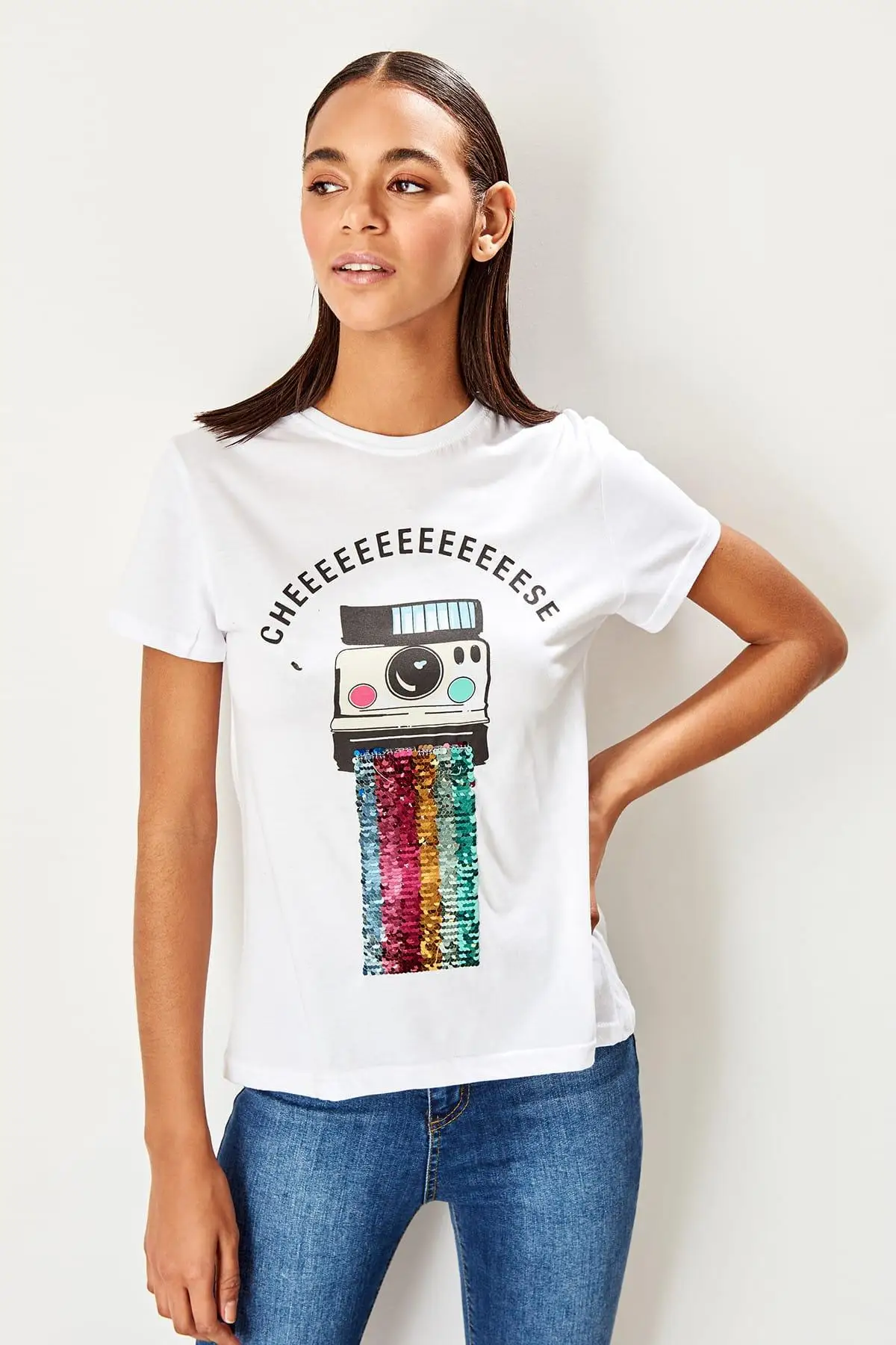 

Trendyol White Sequin Nakışlı Basic Knitted T-Shirts TWOSS19BX0186