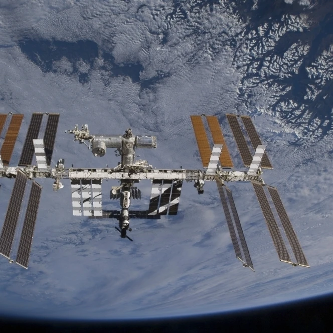 International Space Station set against the background of a cloud covered Earth Poster Print (17 x 11) | Дом и сад