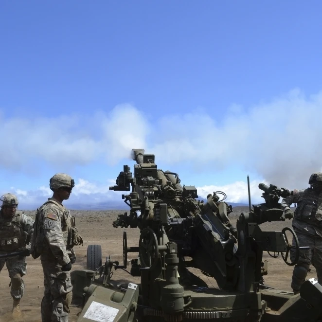 Солдаты стреляют из пушки гаубица M777 плакат печать (17x11) | Дом и сад