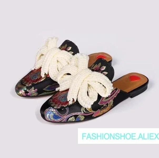 

2019 Hot Spring Autumn Shoes Woman Pearls Bowknot Embroidery Mules Slippers Lazy Flats Designer Vintage Woman Shoes Plus Size