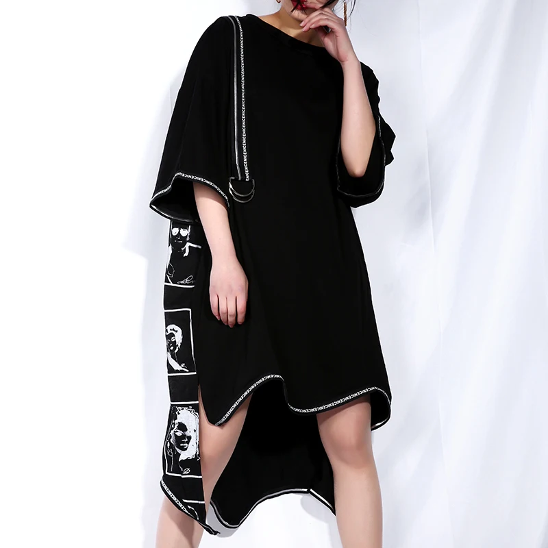 [EAM] Новое весенне-летнее черное платье с круглым вырезом и коротким рукавом большого размера с принтом буквами и асимметричным подолом Женская мода jjq326