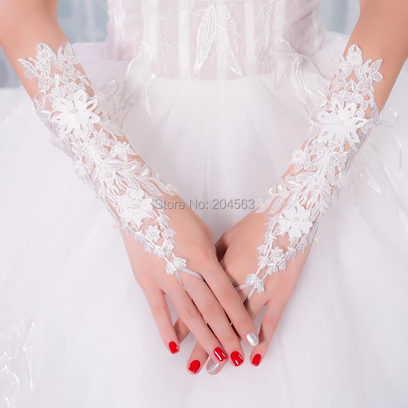 

Stunning Wedding Party Fingerless Gloves Lace Bridal Gloves with Flowers