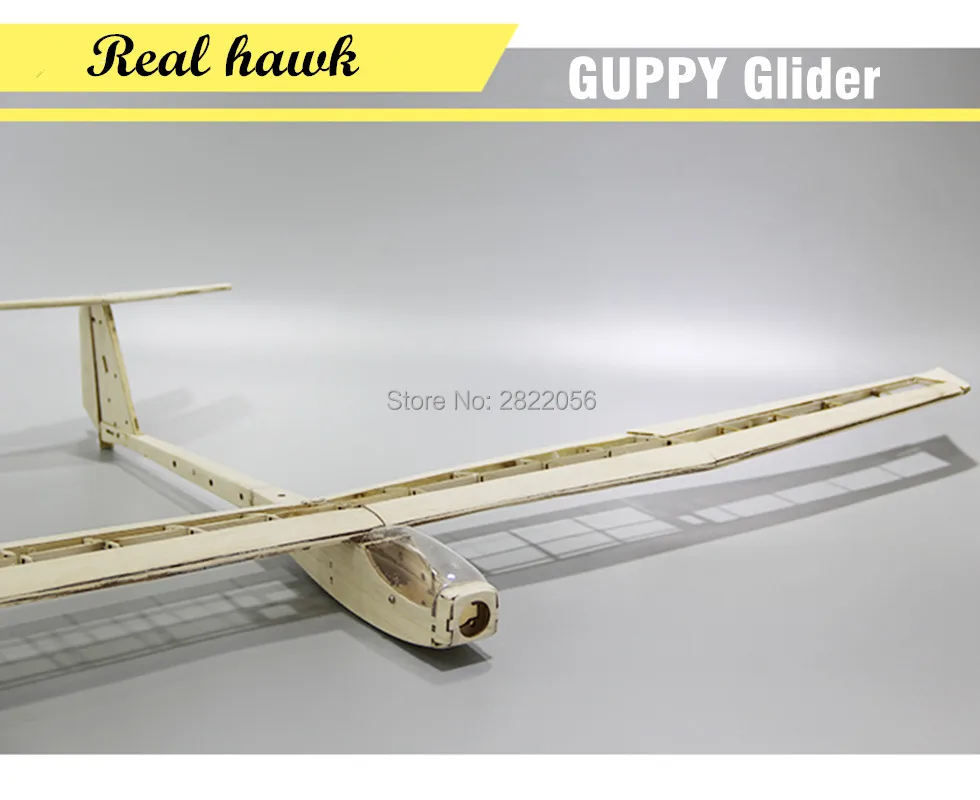 Gros plan sur l'avion RC télécommandé pas cher en vol, avec détails des hélices et des ailes.