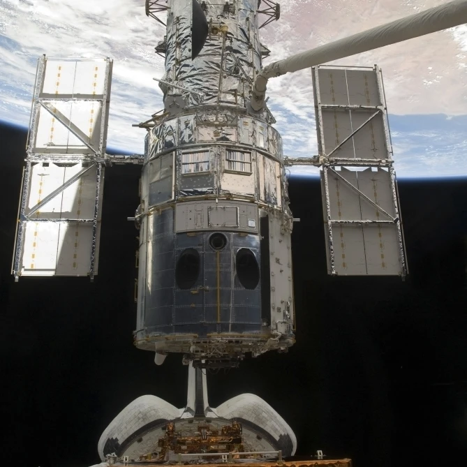 The Hubble Space Telescope is released from the cargo bay of Shuttle Atlantis Poster Print (22 x 33) | Дом и сад
