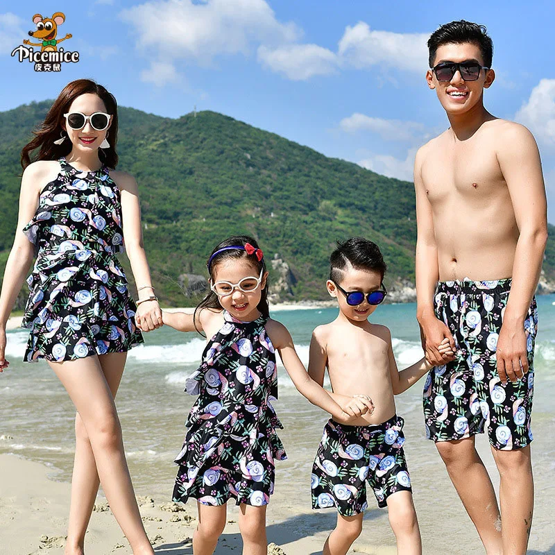 

Family Matching Look Swimwear Mother Daughter Dress Swimsuit Father Son Swimming Beach Shorts Summer Mommy Dad And Me Clothes