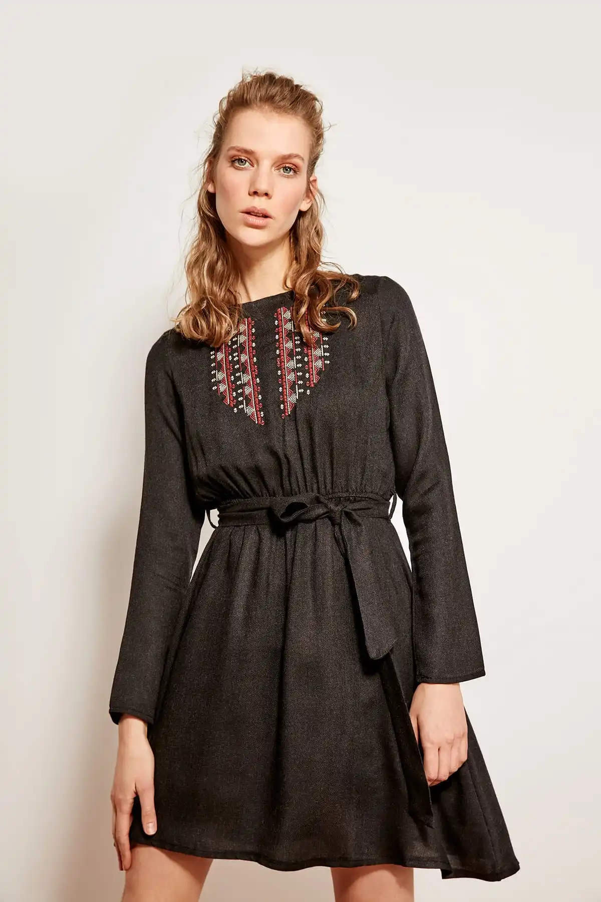 Платье с вышивкой Trendyol Anthracite TCLAW19AP0242 | Женская одежда