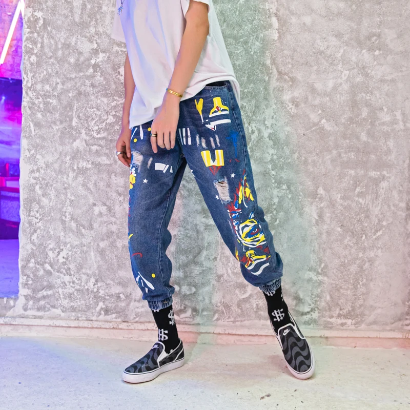 Граффити принт Мужские джинсы Slim Fit Distressed Harem Jean Denim 2018 Мода хип-хоп джоггеры Повседневная Уличная США размер s-xl Граффити принт Мужские джинсы Slim Fit Distressed Harem Jean Denim 2018 Мода хип-хоп джоггеры Повседневная Уличная США размер s-xl